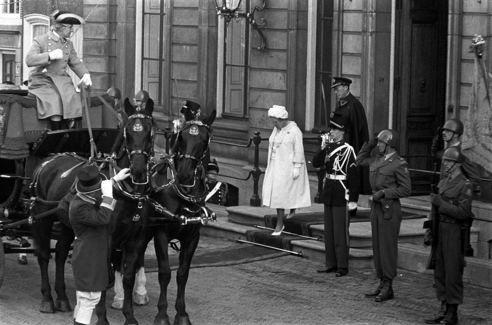 Bijzetting prinses Wilhelmina , de Koningin en prins Bernhard verlaten het palei, Bestanddeelnr 914-5903