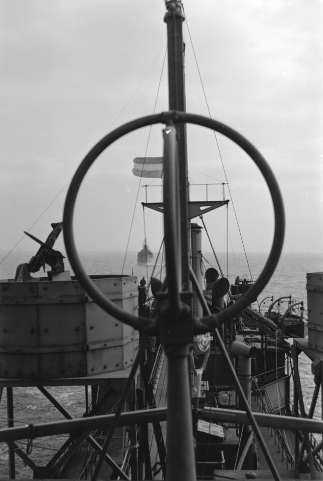 Bijschrift On board a Dutch tanker Aan boord van een Nederlandse tanker, Bestanddeelnr 935-3103