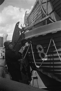 Bijschrift Indonesian sailor keeping the life-boat waterproof Indonesische ze, Bestanddeelnr 935-2896