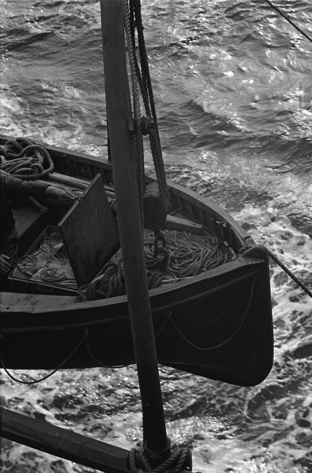 Bijschrift On board a Dutch tanker Aan boord van een Nederlandse tanker, Bestanddeelnr 935-3083