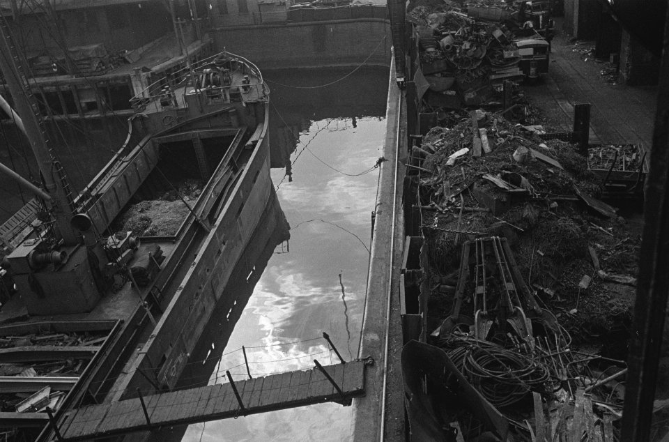 Bijschrift Bring us your scrap. Dutch coaster now in allied service loading u, Bestanddeelnr 935-2818