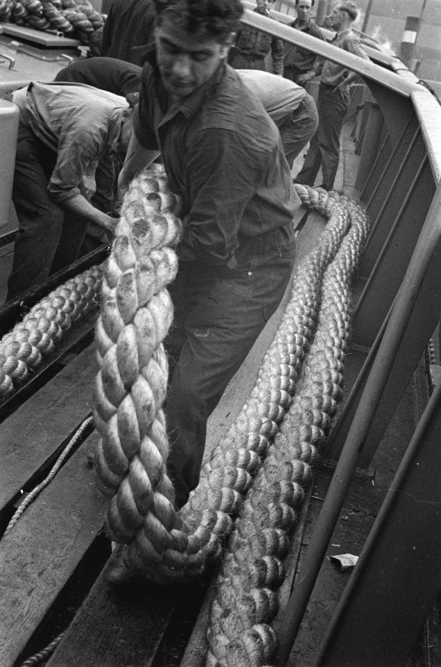 Bijschrift Laying out the thick towing rope het dikke sleeptouw wordt uitgel…, Bestanddeelnr 935-2982