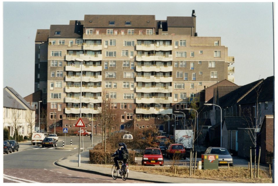 Bijzonder flatgebouw, naar het ontwerp van Lucien Kroll aan de Kartinistraat. NL-HlmNHA 54036310