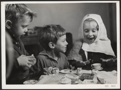 Bijschrift Bruiloftje spelen in de school van Boeke, Bestanddeelnr 025-0011