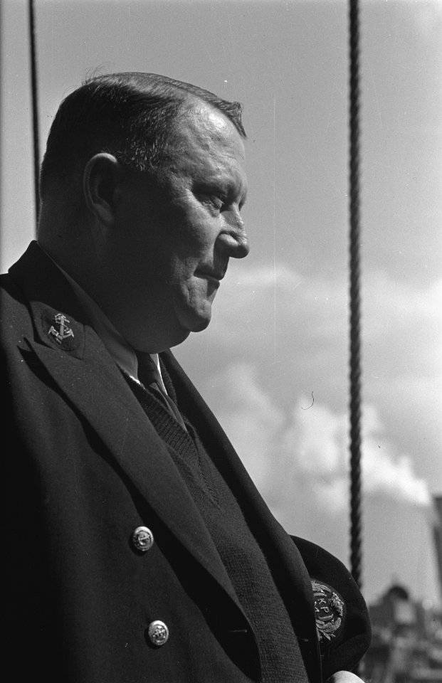 Bijschrift Capable and confident. The Captain of a Dutch merchant vessel Kap, Bestanddeelnr 935-2958
