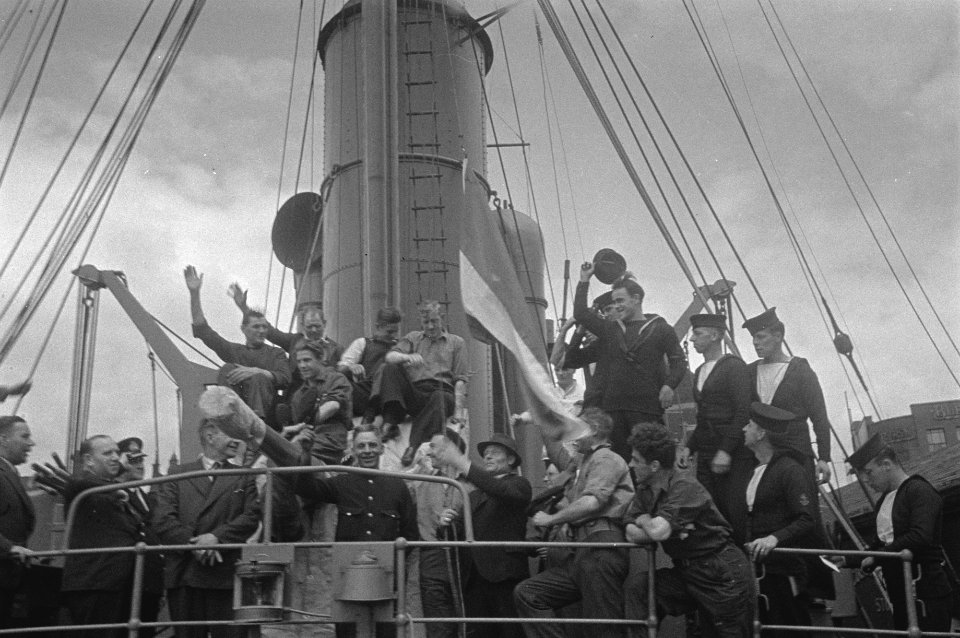 Bijschrift At the handing over cermony. The Dutch flag being raised by the cap, Bestanddeelnr 935-2974