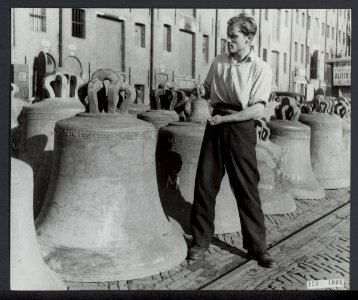 Bijschrift foto Vele klokken die destijds waren gevorderd om grondstoffen te le, Bestanddeelnr 120-1001
