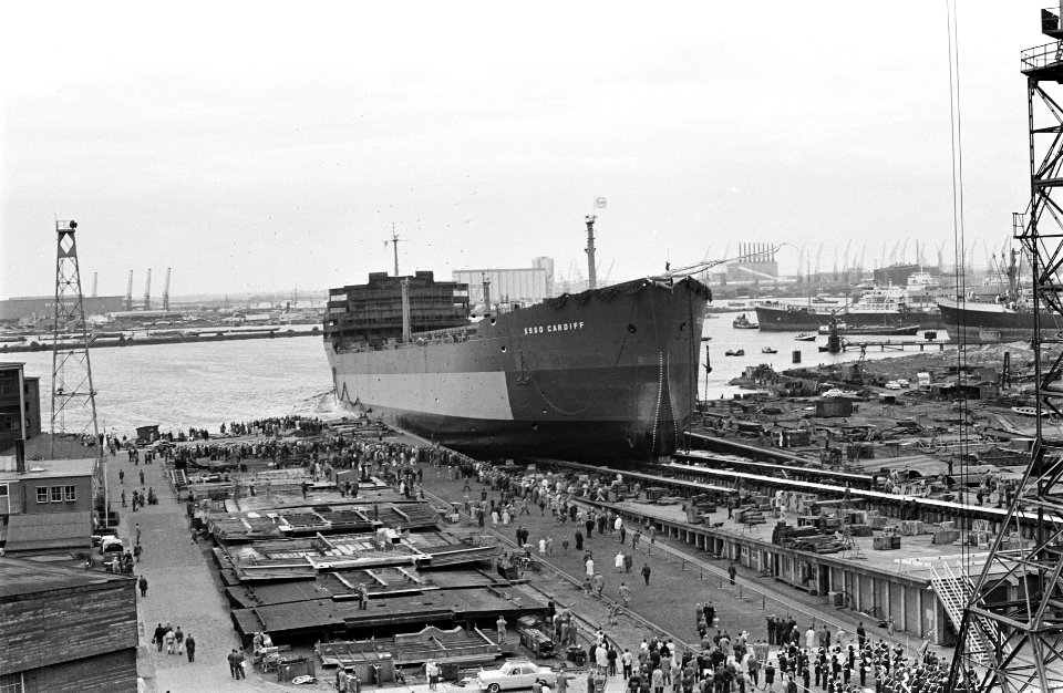 Bij NDSM tewaterlating turbine-tanker Esso Cardiff, Bestanddeelnr 914-2979