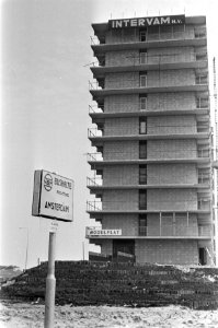Bij een van de flats in aanbouw is een bushaltebord geplaatst, Bestanddeelnr 921-6148