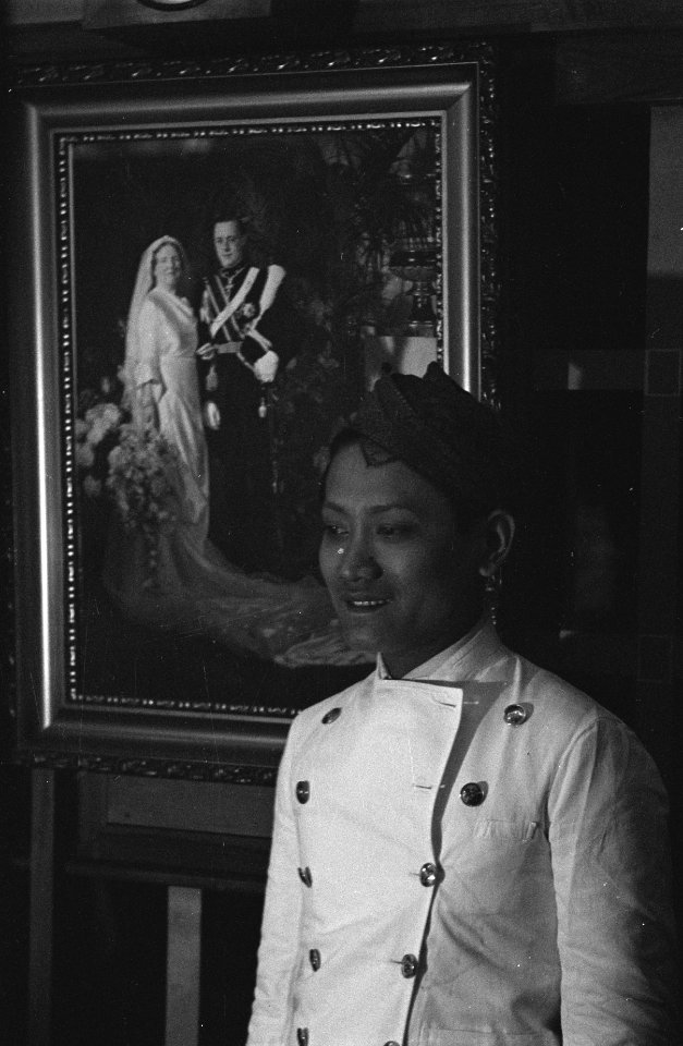 Bijschrift Indonesian steward in state room of former Dutch luxury liner In…, Bestanddeelnr 935-2922