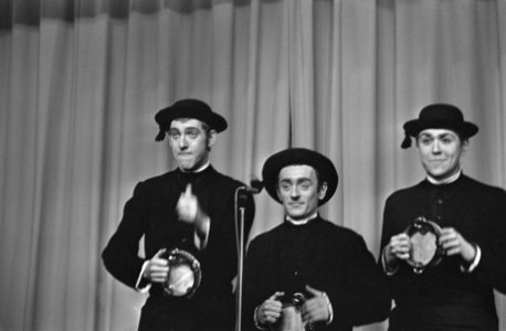 Bij Dorus op schoot, in zijn theater in Rotterdam, nummer van (v.l.n.r.) Peter …, Bestanddeelnr 921-0167