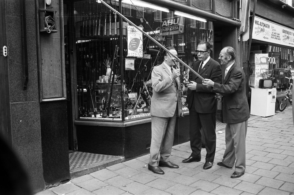 Bij een hengelsportzaak, Bestanddeelnr 924-5980