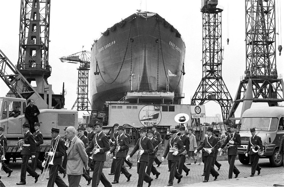 Bij NDSM tewaterlating turbine-tanker Esso Cardiff, Bestanddeelnr 914-2975