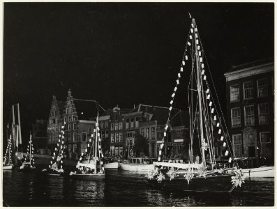 Bij het watercorso, dat zaterdag 6 augustus 1955 tot slot van de bloemenweek werd gehouden, trok een stoet van verlichte vaartuigen door het Spaarne. NL-HlmNHA 54005541