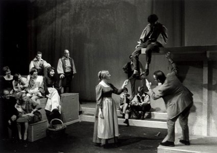 Bij het vijftigjarig bestaan van de schouwburg werd in november 1968 Ibsens Peer Gynt opgevoerd door de Haarlemse amateurs, onder regie van Egbert van Paridon. Aangekocht van United Photos d, NL-HlmNHA 54006009