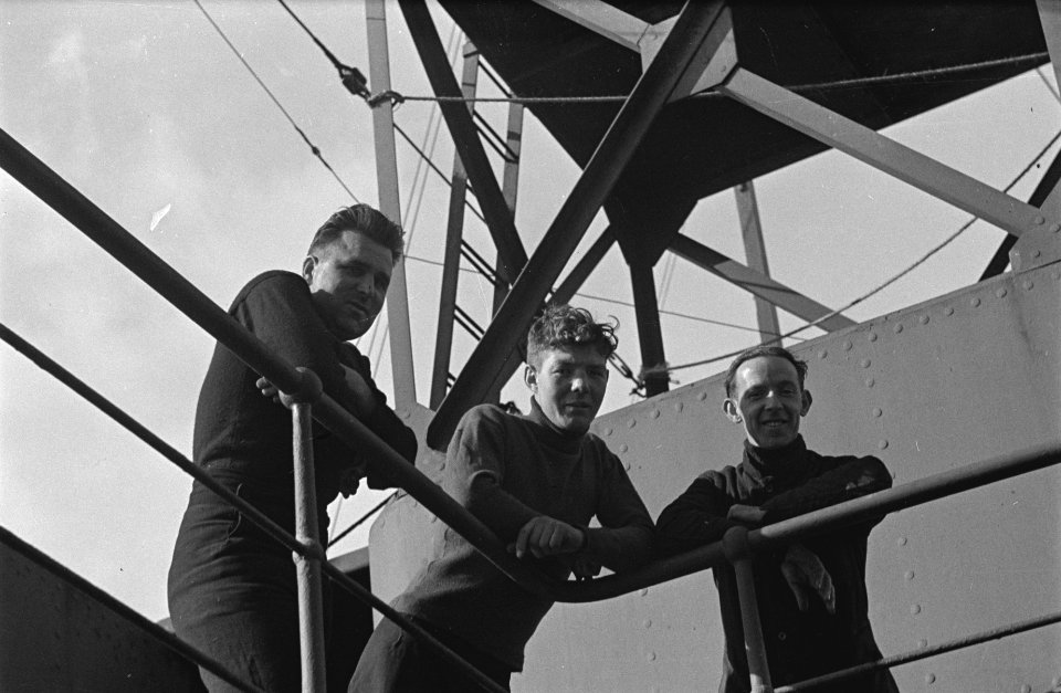 Bijschrift On board a Dutch tanker Three members of the crew off duty Aan , Bestanddeelnr 935-3077