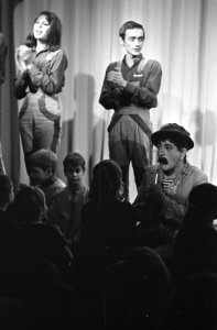 Bij Dorus op schoot, in zijn theater in Rotterdam, nummer Connie Pieters en Kare, Bestanddeelnr 921-0170