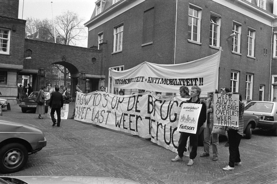 Bij stadhuis Amsterdam protest tegen autoverkeer over nieuwe Amstelbrug, Bestanddeelnr 933-2968