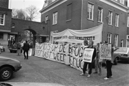Bij stadhuis Amsterdam protest tegen autoverkeer over nieuwe Amstelbrug, Bestanddeelnr 933-2968