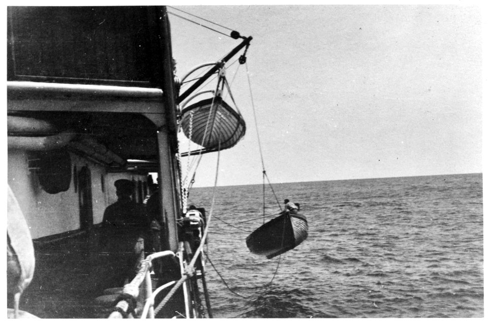 Bijschrift Boat being hauled aboard Reddingssloep wordt aan boord gehaald, Bestanddeelnr 935-3125