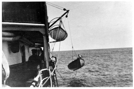 Bijschrift Boat being hauled aboard Reddingssloep wordt aan boord gehaald, Bestanddeelnr 935-3125 photo