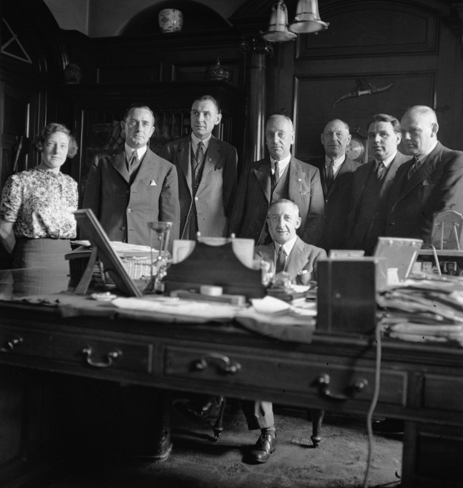 Bijschrift Dutch consul and office staff of Shipping Committee Nederlandse c, Bestanddeelnr 935-3000