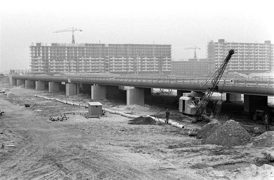 Bijlmermeer. Op voogrond een van de viadukten, achtergrond de bijna gereed zijnd, Bestanddeelnr 921-4399