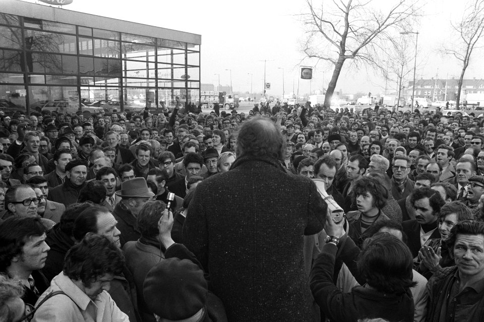 Bij het gebouw van Rijn ScheldeVerolme hielden de stakers in Rotterdam een demo, Bestanddeelnr 925-3751