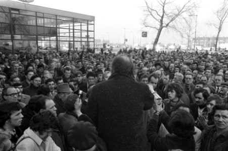 Bij het gebouw van Rijn ScheldeVerolme hielden de stakers in Rotterdam een demo, Bestanddeelnr 925-3751