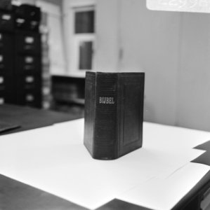 Bijbel 18e eeuw, boek Joannis opengeslagen. Buitenkant bijbel, Bestanddeelnr 922-9989 photo