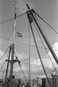 Bijschrift Sailing under their own flag. Dutch merchant vessel Nederlands koo, Bestanddeelnr 935-2905