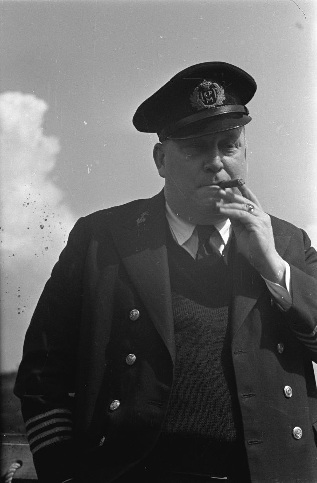 Bijschrift 25 years on the bridge Captain of a Dutch merchant vessel Kapitei, Bestanddeelnr 935-2855