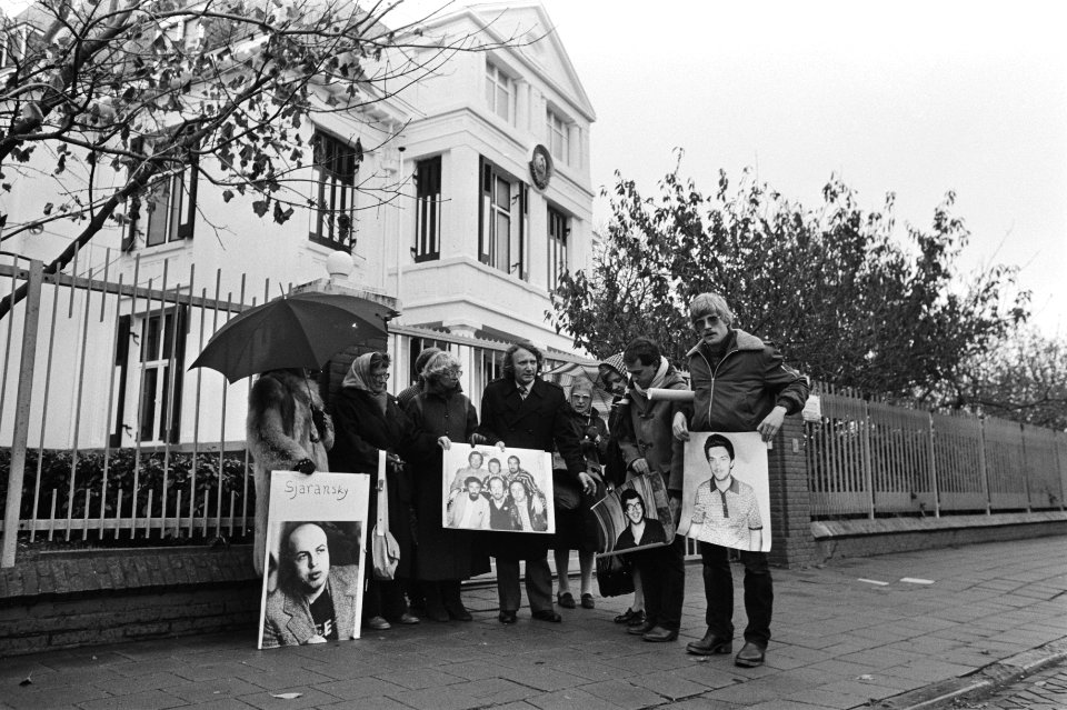 Bij Russische ambassade in Den Haag eerste wake door Solidariteitscomite voor Jo, Bestanddeelnr 931-1423