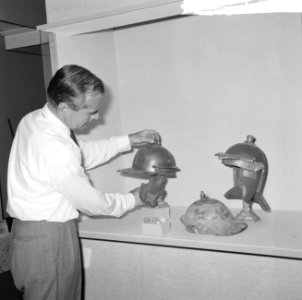 Bijbeltentoonstelling in Tropenmuseum, helmen uit tijd van het Romeinse legioen, Bestanddeelnr 916-4740