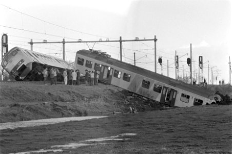 Bij Warmond is een Intercitytrein ingereden op een werktrein die met een grind g, Bestanddeelnr 931-1893