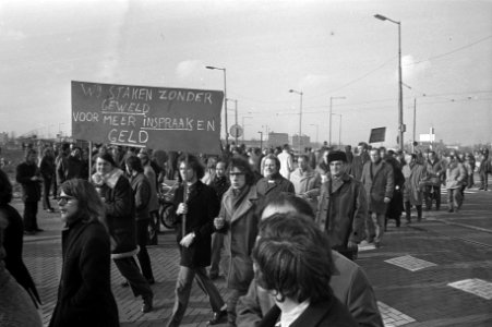 Bij het gebouw van Rijn ScheldeVerolme hielden de stakers in Rotterdam een demo, Bestanddeelnr 925-3750