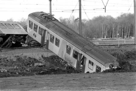 Bij Warmond is een Intercitytrein ingereden op een werktrein die met een grind g, Bestanddeelnr 931-1889