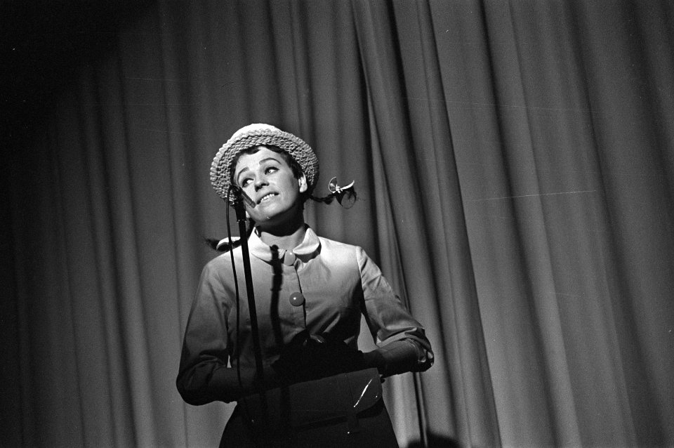Bij Dorus op schoot, in zijn theater in Rotterdam, nummer Connie Pieters, Bestanddeelnr 921-0169