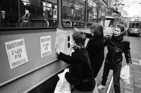 Bijstandsvrouwen beplakken trams, Bestanddeelnr 932-4681