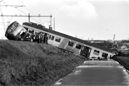 Bij Warmond is een Intercitytrein ingereden op een werktrein die met een grind g, Bestanddeelnr 931-1887