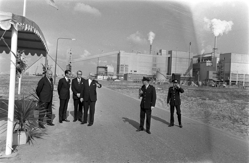 Bij Hoechst Vlissingen wacht een delegatie op de aankomst van de prins, Bestanddeelnr 921-6752