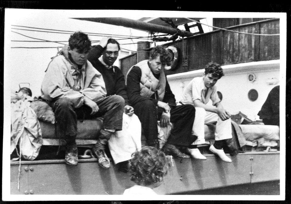 Bijschrift Survivors of the torpedoed vessel overlevenden van het getorperde, Bestanddeelnr 935-3129