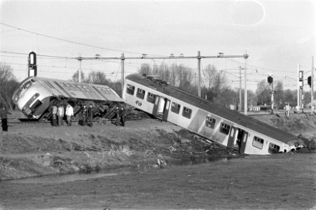 Bij Warmond is een Intercitytrein ingereden op een werktrein die met een grind g, Bestanddeelnr 931-1891