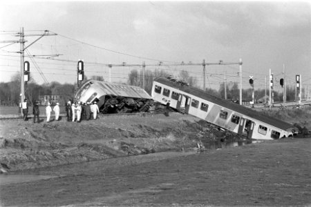 Bij Warmond is een Intercitytrein ingereden op een werktrein die met een grind g, Bestanddeelnr 931-1892