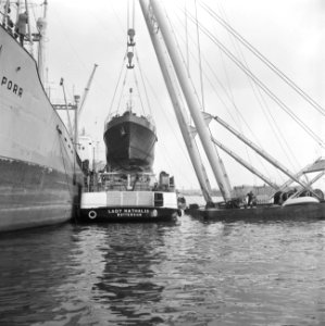 Bij Verolme Rozenburg een 90 ton zware crewboot geplaat overzicht werkzaamheden, Bestanddeelnr 917-7251