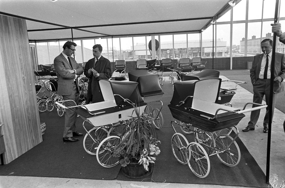 Bij Riemersma kinderwagenfabriek te Surhuisterveen heeft prinses Beatrix wagen b, Bestanddeelnr 920-2035