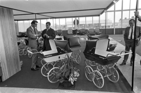 Bij Riemersma kinderwagenfabriek te Surhuisterveen heeft prinses Beatrix wagen b, Bestanddeelnr 920-2035