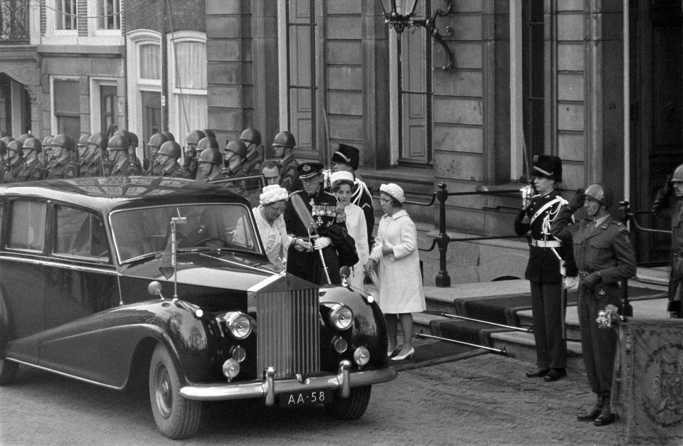 Bijzetting prinses Wilhelmina , de Koningin en prins Bernhard verlaten het palei, Bestanddeelnr 914-5904