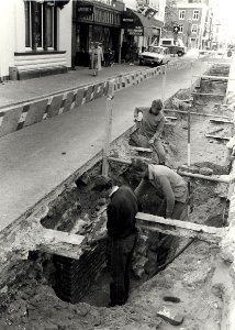Bij opgravingen in de Kruisstraat hebben amateurarcheologen funderingen van de Kruispoort of van de stadsmuur ontdekt