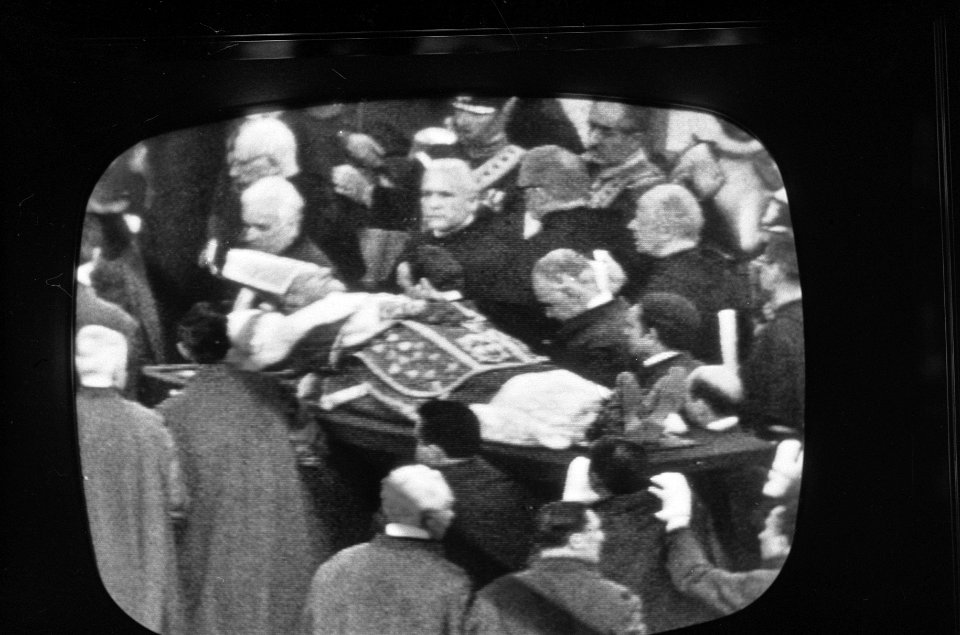 Bijzetting stoffelijk overschot Paus Johannes XXIII in St Pieter te Rome Het a, Bestanddeelnr 915-2299